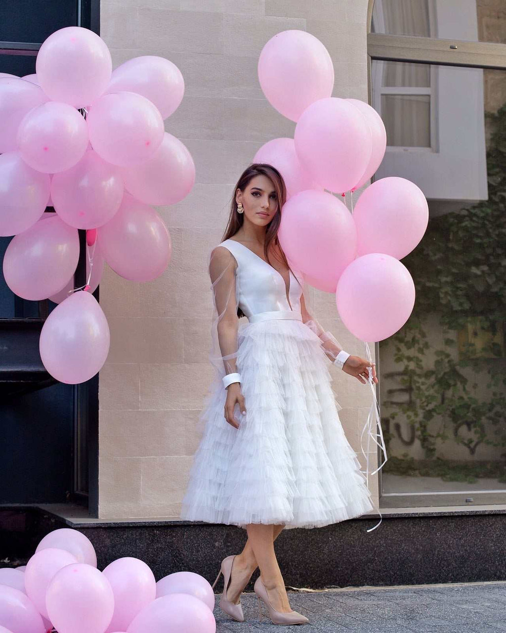 Vestido para ceremonia civil con escote, mangas y volantes