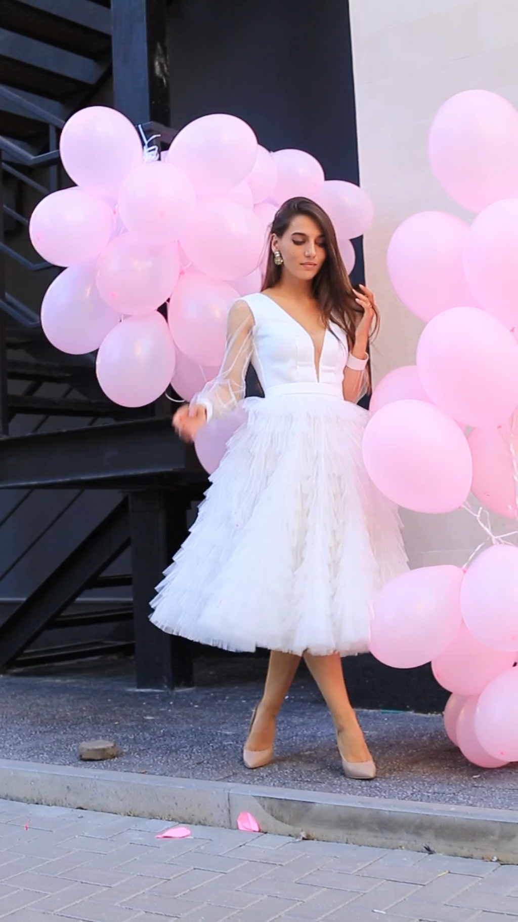 Vestido para ceremonia civil con escote, mangas y volantes