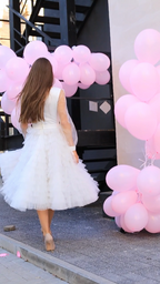 Vestido para ceremonia civil con escote, mangas y volantes