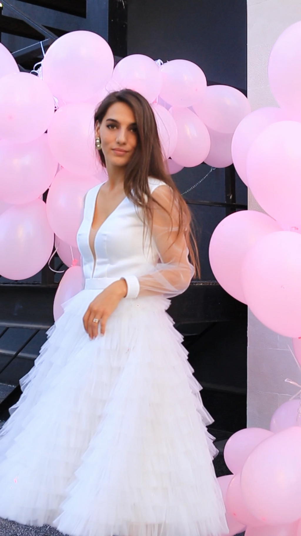 Vestido para ceremonia civil con escote, mangas y volantes