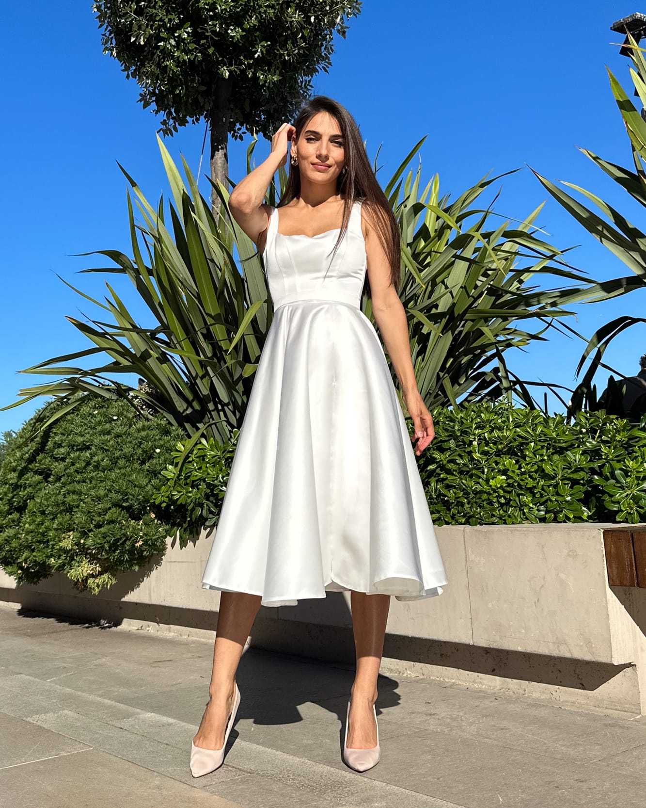 Rochie cununie civila albă midi cu șliț, decolteu și croială A-line, satin regal.