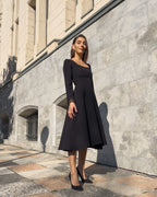 Rochie neagra eleganta midi cu mânecă lungă, elegantă și feminină, ideală pentru ocazii speciale.