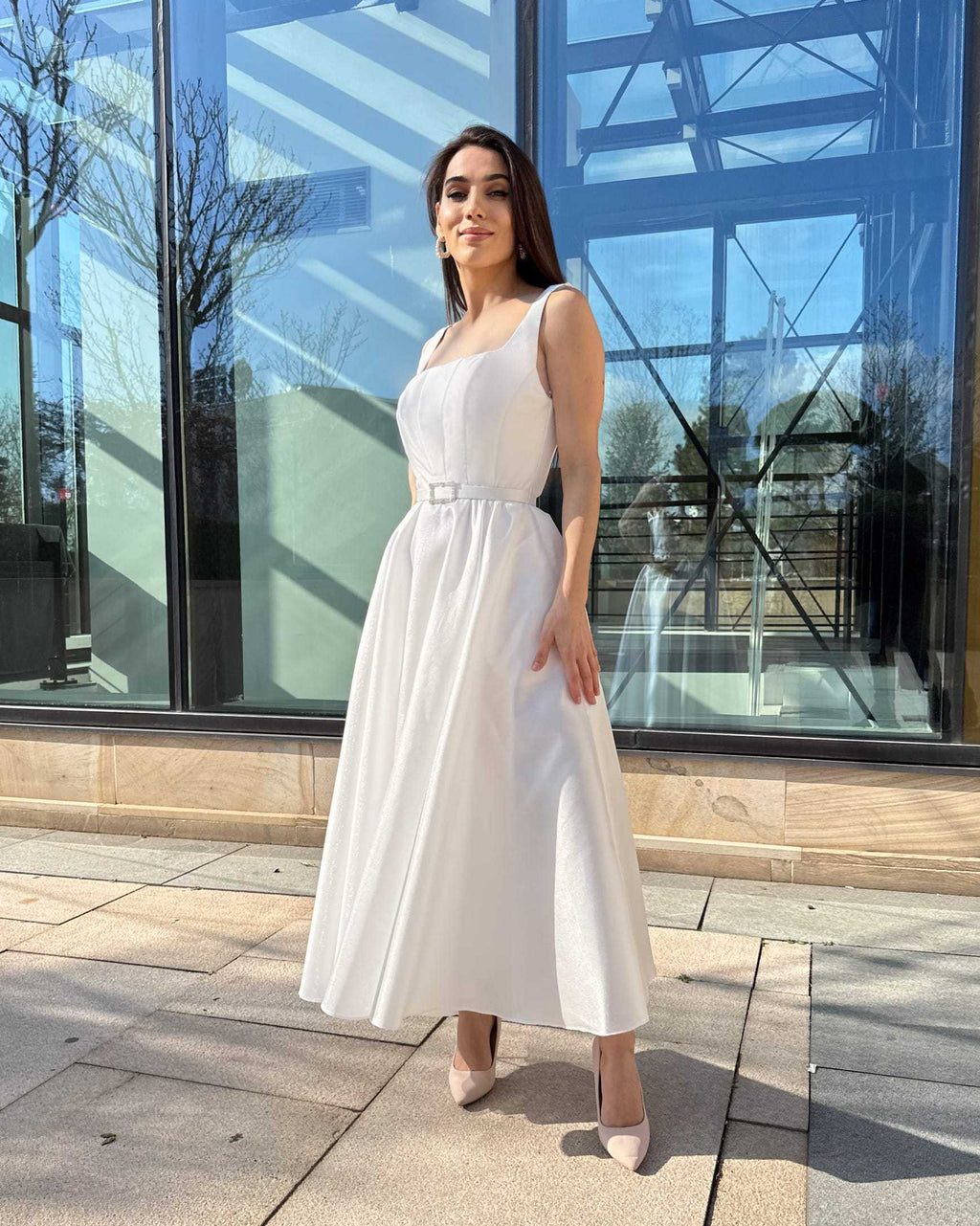 Rochie de mireasa albă midi cu buzunare și centură delicată, design modern și elegant.