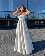 Rochie de mireasa alba lunga cu slit elegant, design clasic si rafinat.