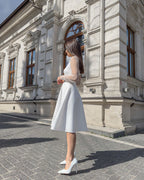 Rochie alba eleganta midi elegantă din satin pentru cununie civilă cu decolteu în V și mâneci lungi din dantelă.