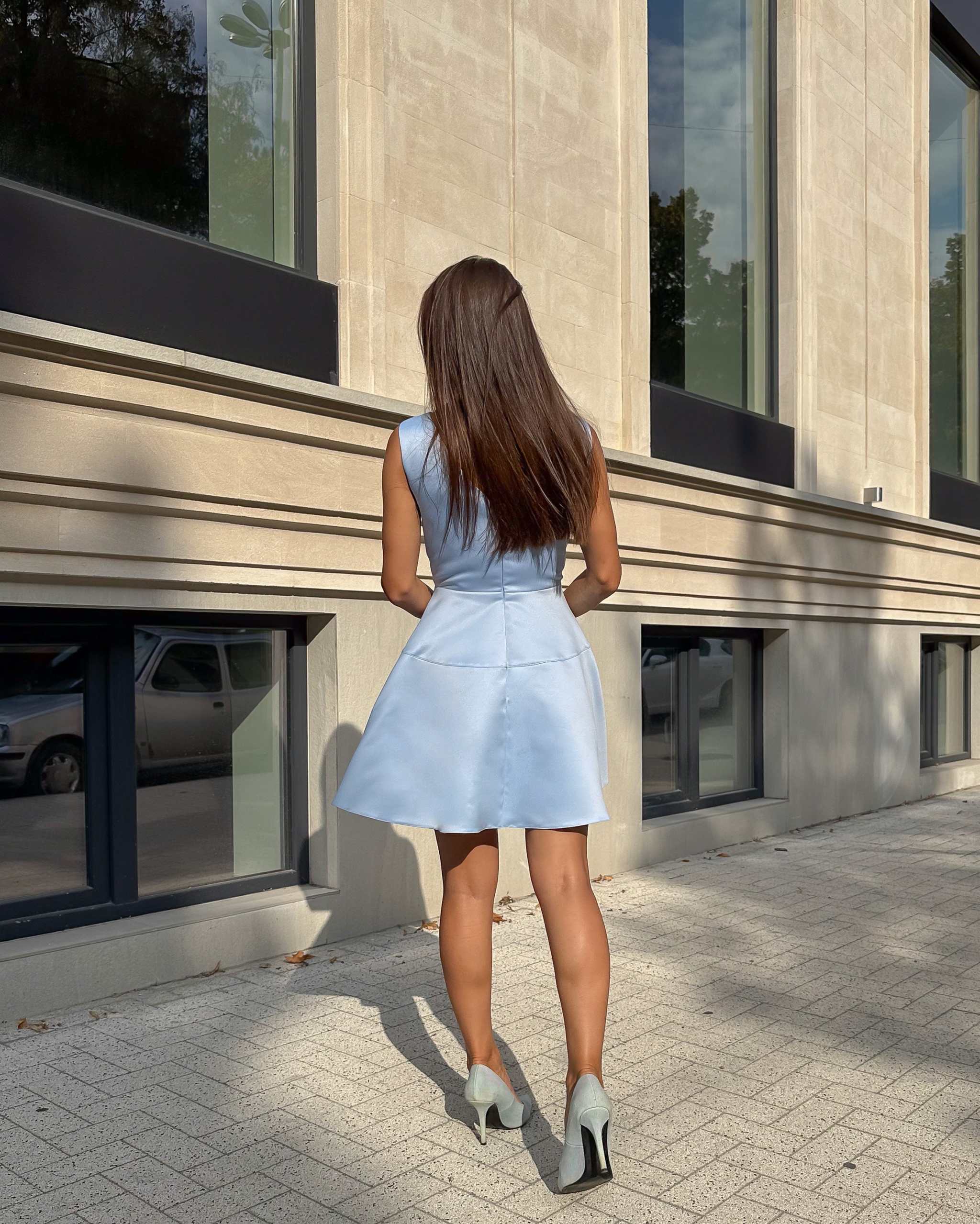 Rochie albastră scurtă cu decolteu și design elegant, perfectă pentru evenimente speciale.