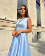 Rochie albastră midi elegantă cu decolteu semitransparent.