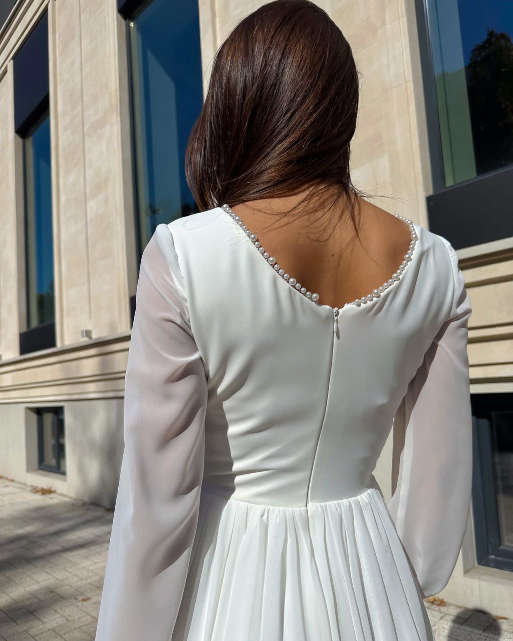 Rochie cununie civila midi cu mâneci lungi, detaliu decolteu cu perle si inchidere fermoar spate.