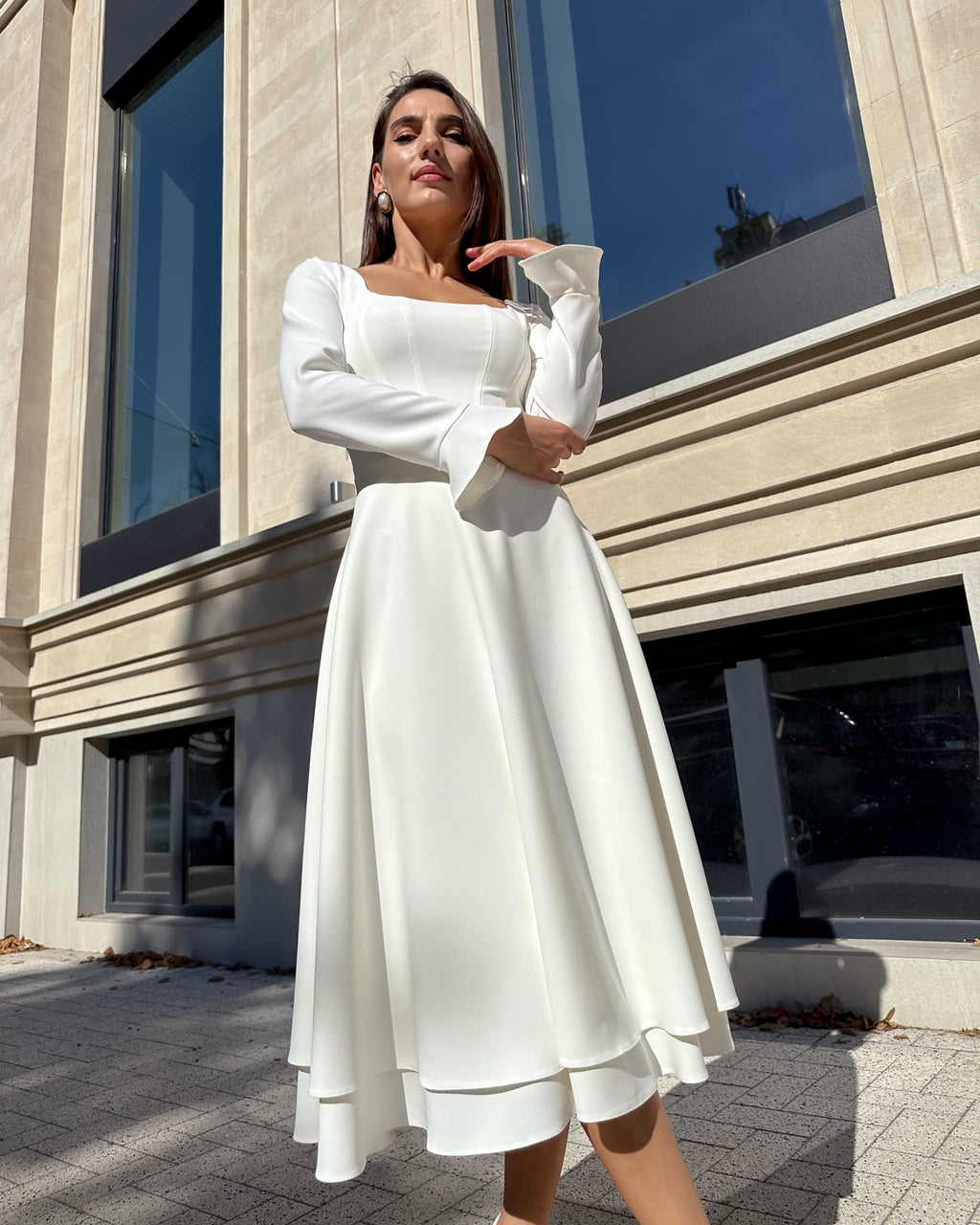 Rochie cununie civila cu mâneci lungi și decolteu elegant.