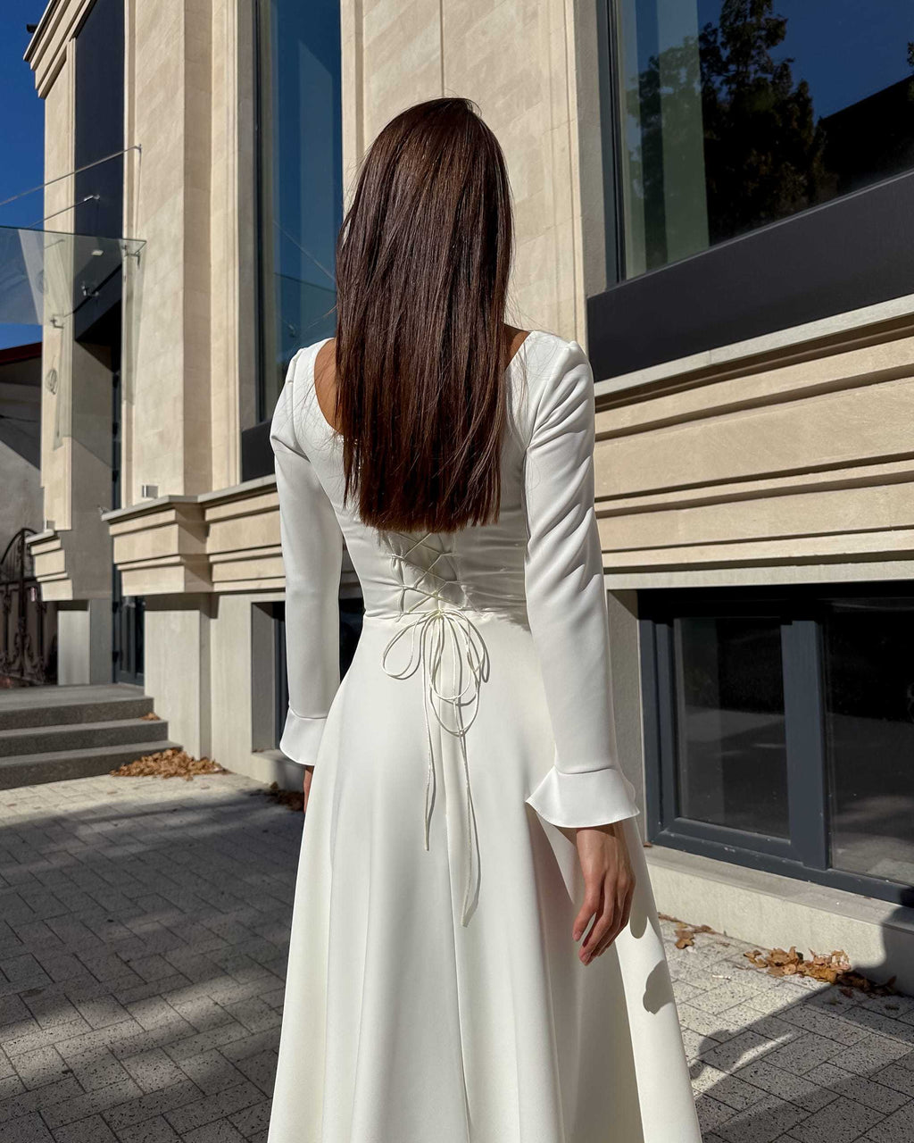 Rochie cununie civila cu mâneci lungi și decolteu elegant, vedere din spate cu închidere cu fermoar și șnur.