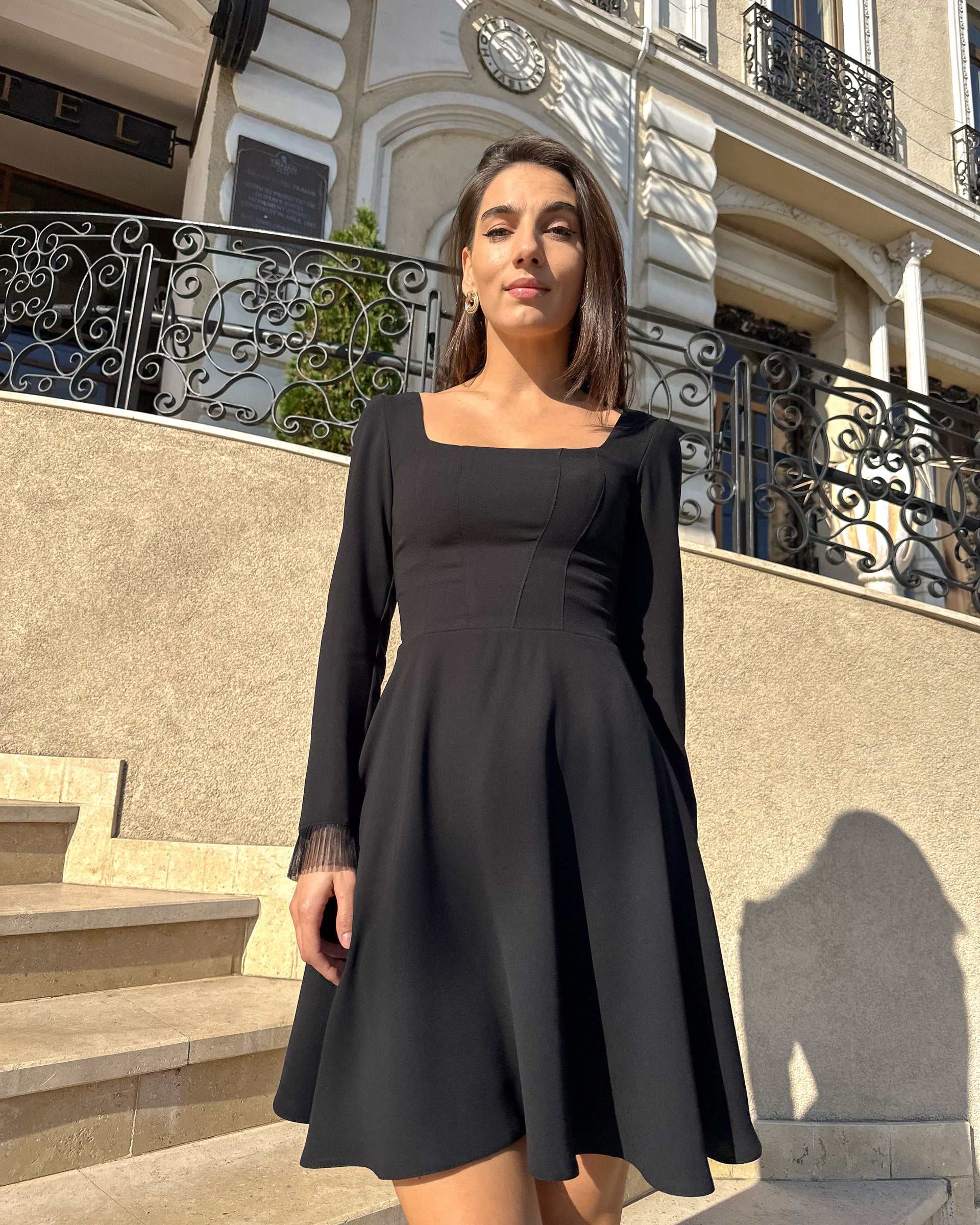 Rochie scurta cu mâneci lungi, potrivită pentru ocazii speciale.