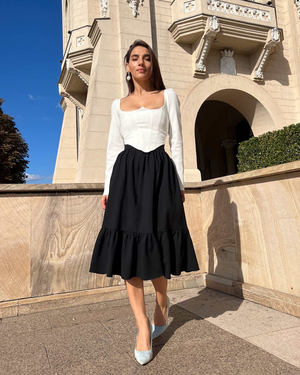 Fusta neagra din stofă elastică, cu volane, pentru eleganță și confort.