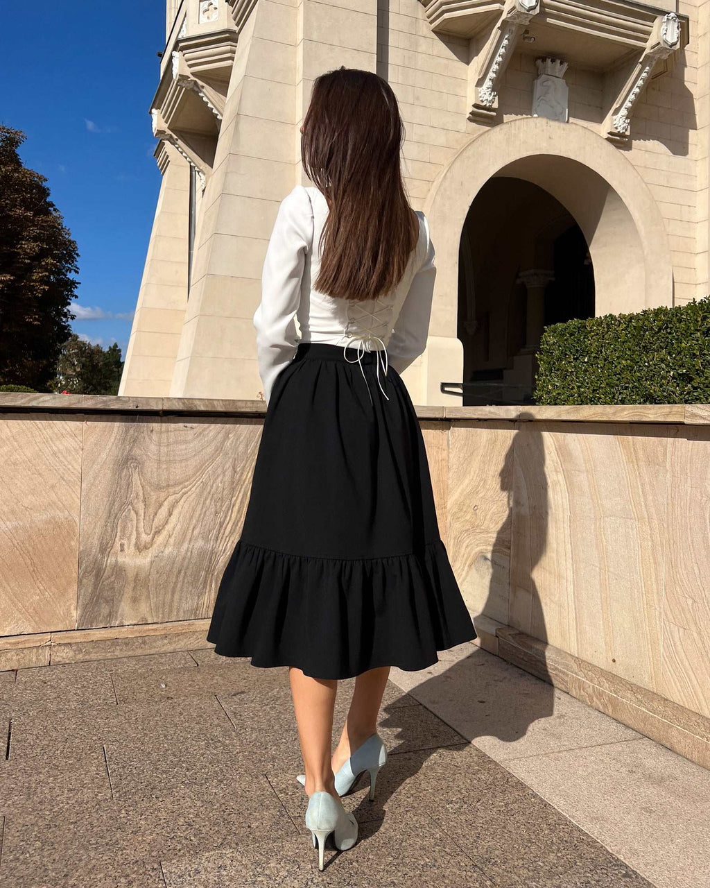 Fusta neagra dama elastică cu volane, elegantă și versatilă, pentru ocazii diverse.