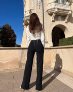 Pantaloni evazati negri pentru femei, croi sofisticat, versatili, potriviți pentru ocazii diverse.