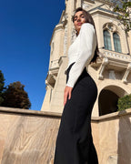 Pantaloni evazati negri pentru femei, croi sofisticat și versatil, talie înaltă, material confortabil.