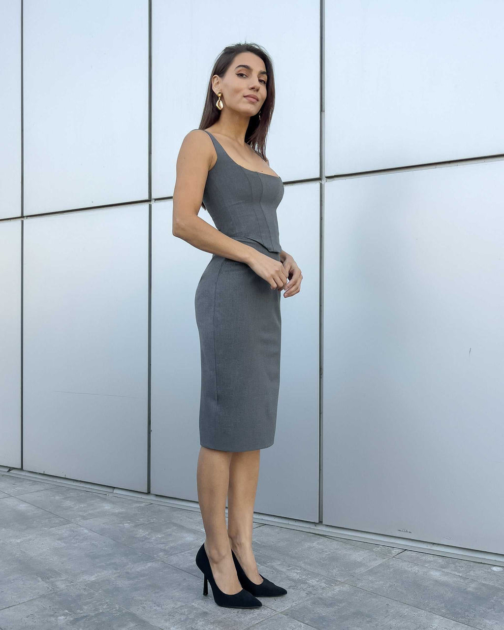 Fusta midi gri femei, tip creion, stofă elastică, croială lejeră, design cu volane.