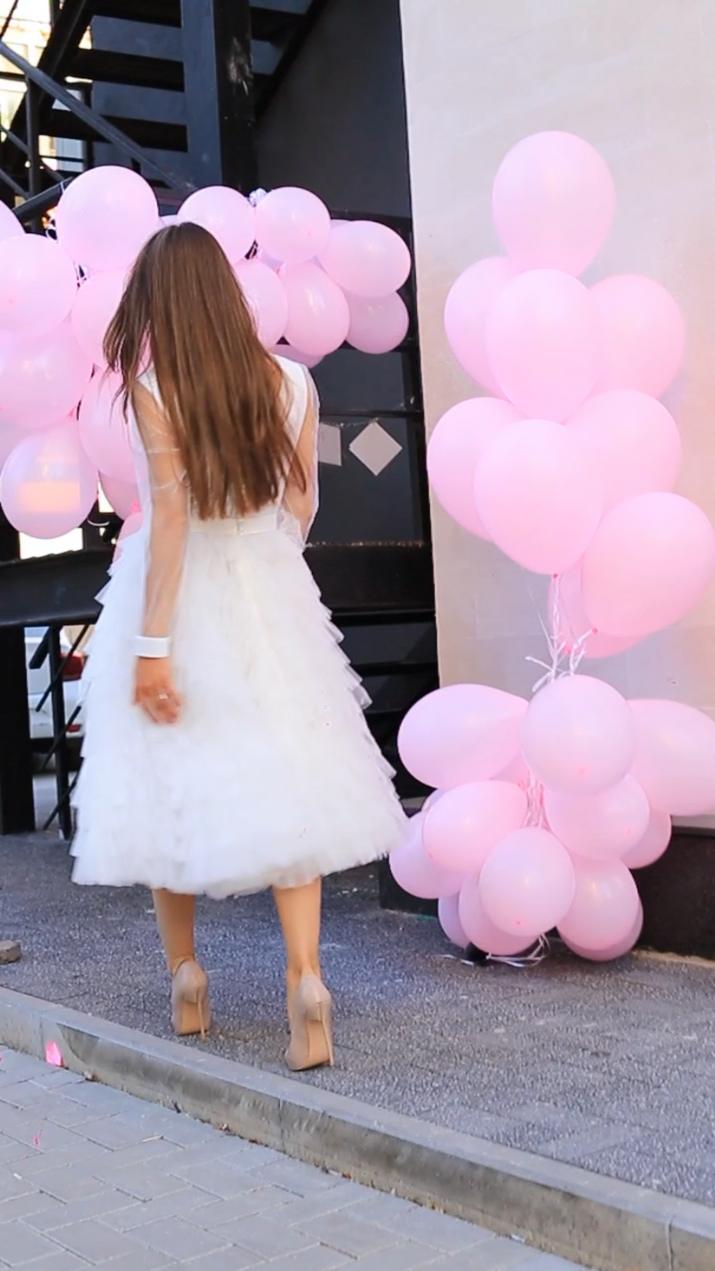 Vestido para ceremonia civil con escote, mangas y volantes
