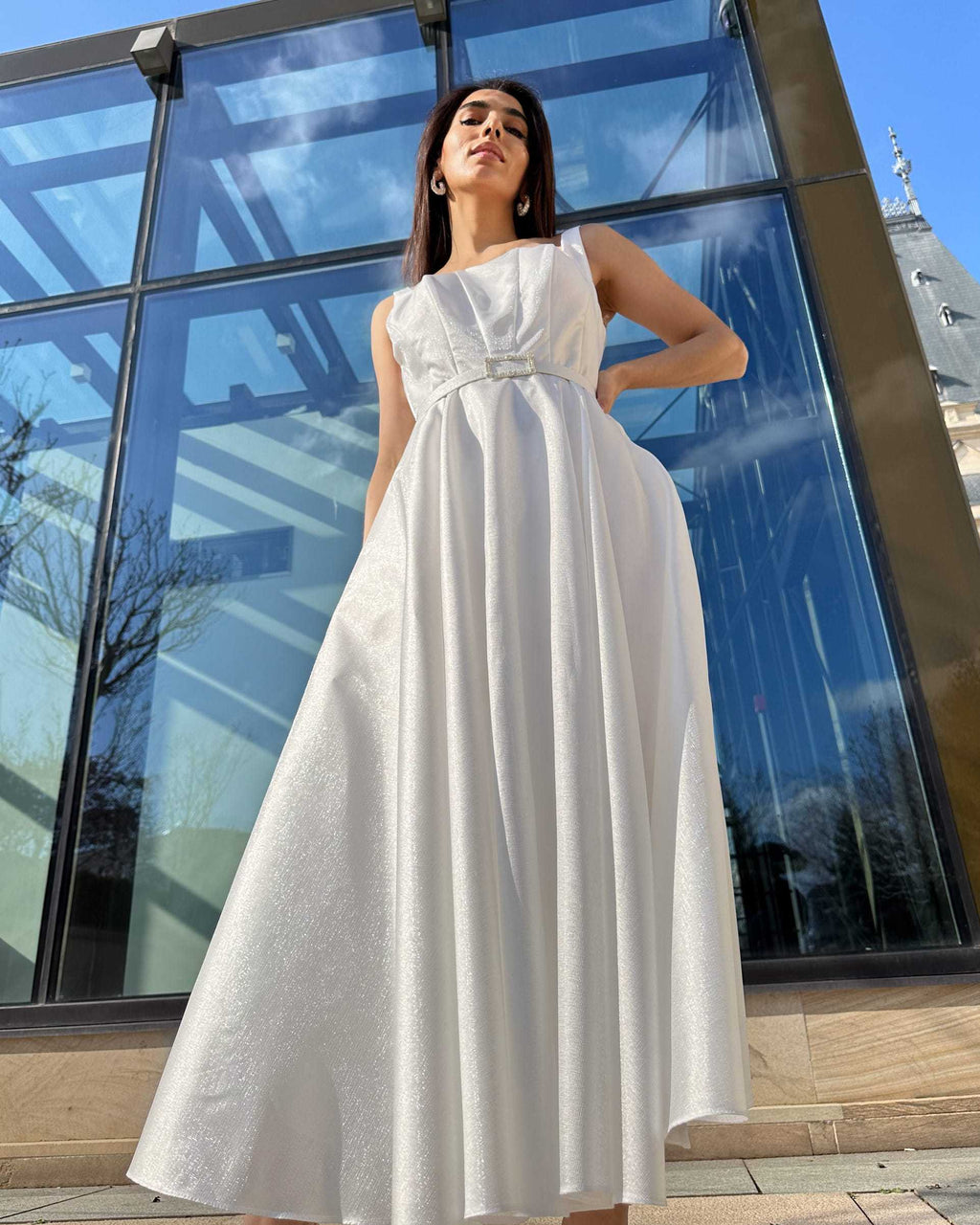 Rochie de mireasa albă elegantă cu buzunare și centură, lungime midi, modernă și rafinată.