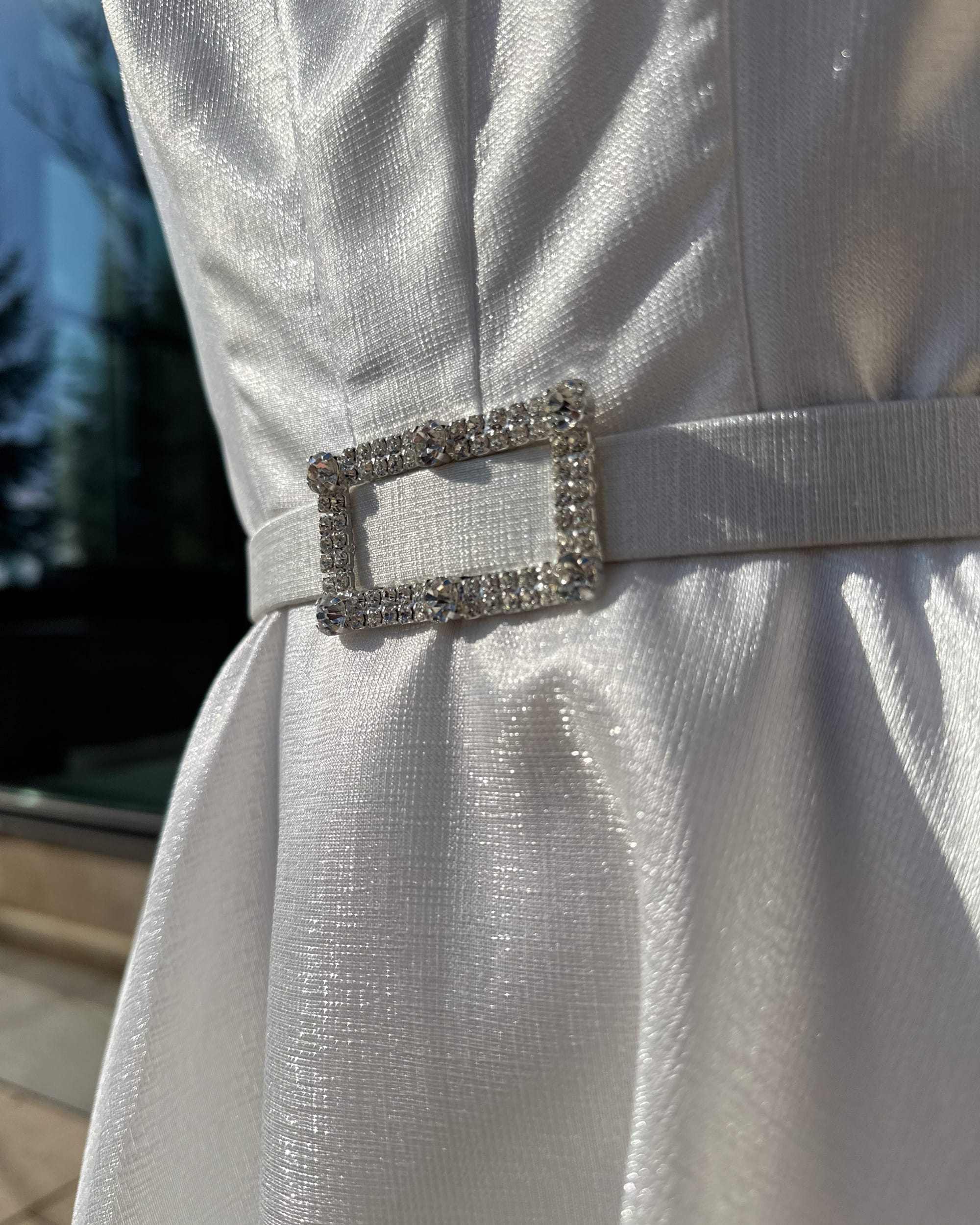 Rochie de mireasa cu buzunare, centură albă elegantă cu detaliu strălucitor.