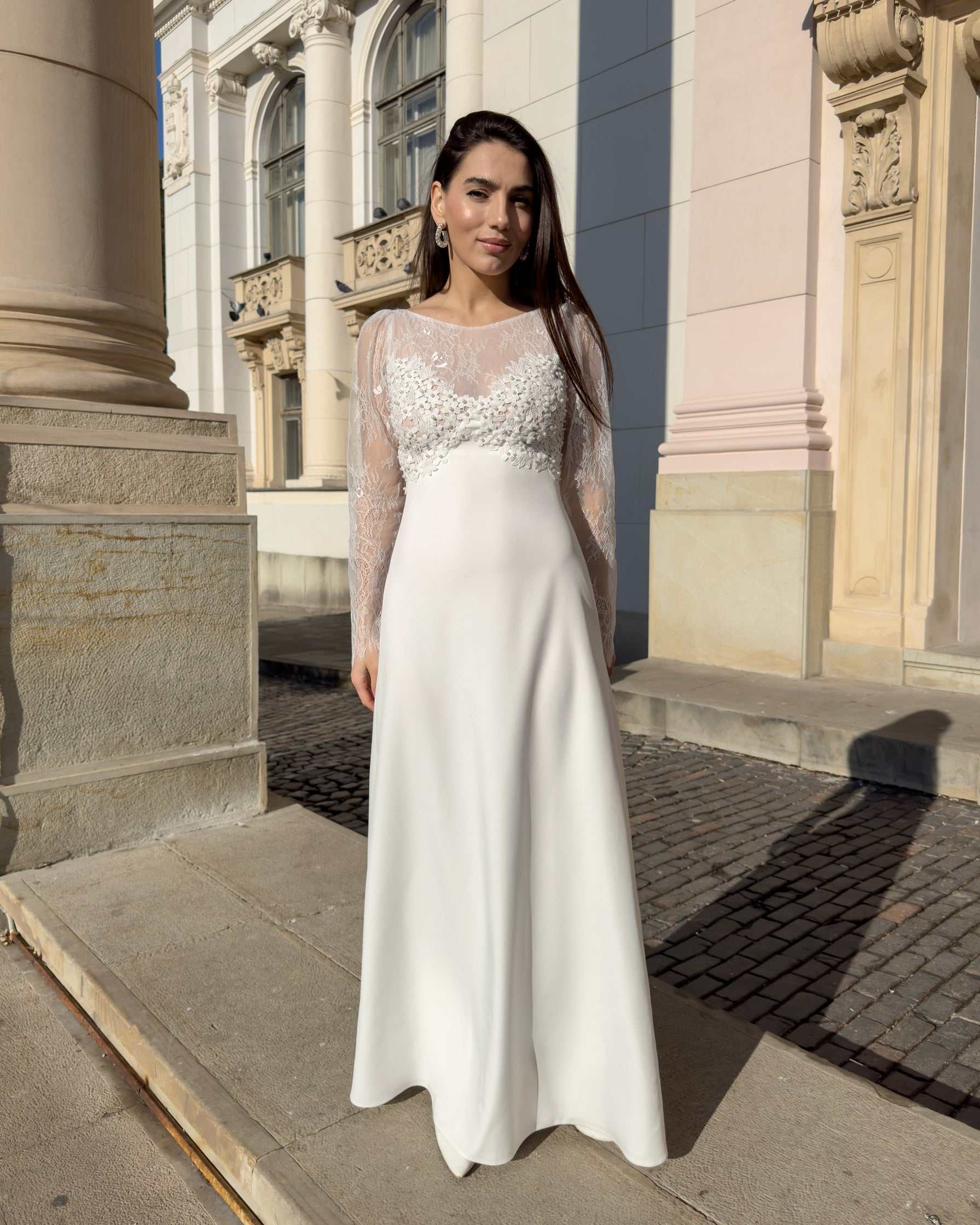 Vestido de novia elegante con mangas de encaje