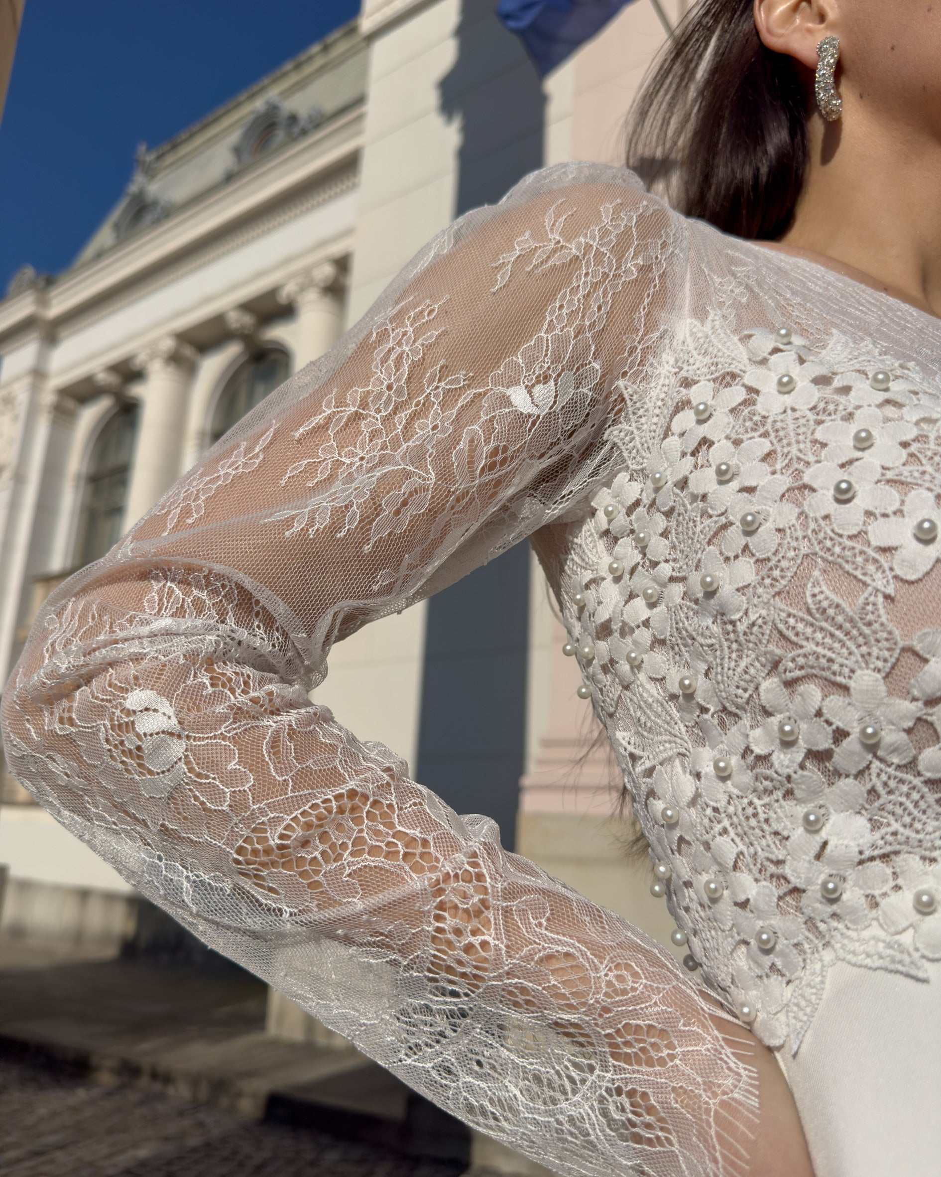 Vestido de novia elegante con mangas de encaje