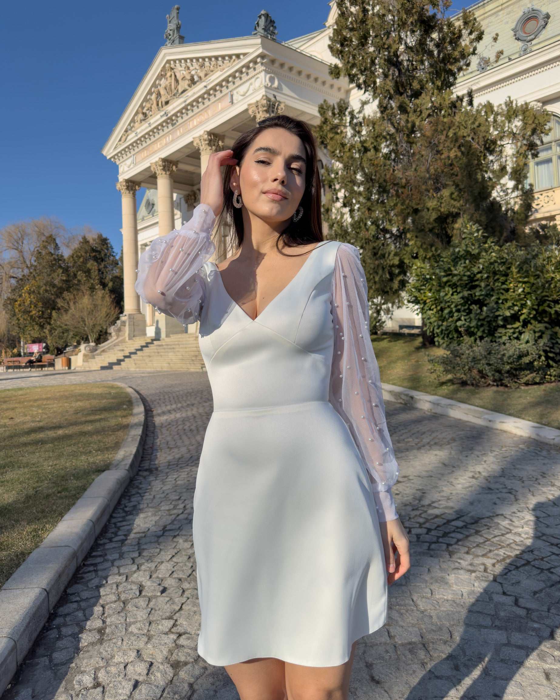 Vestido blanco corto de tafetán elástico, con escote en V