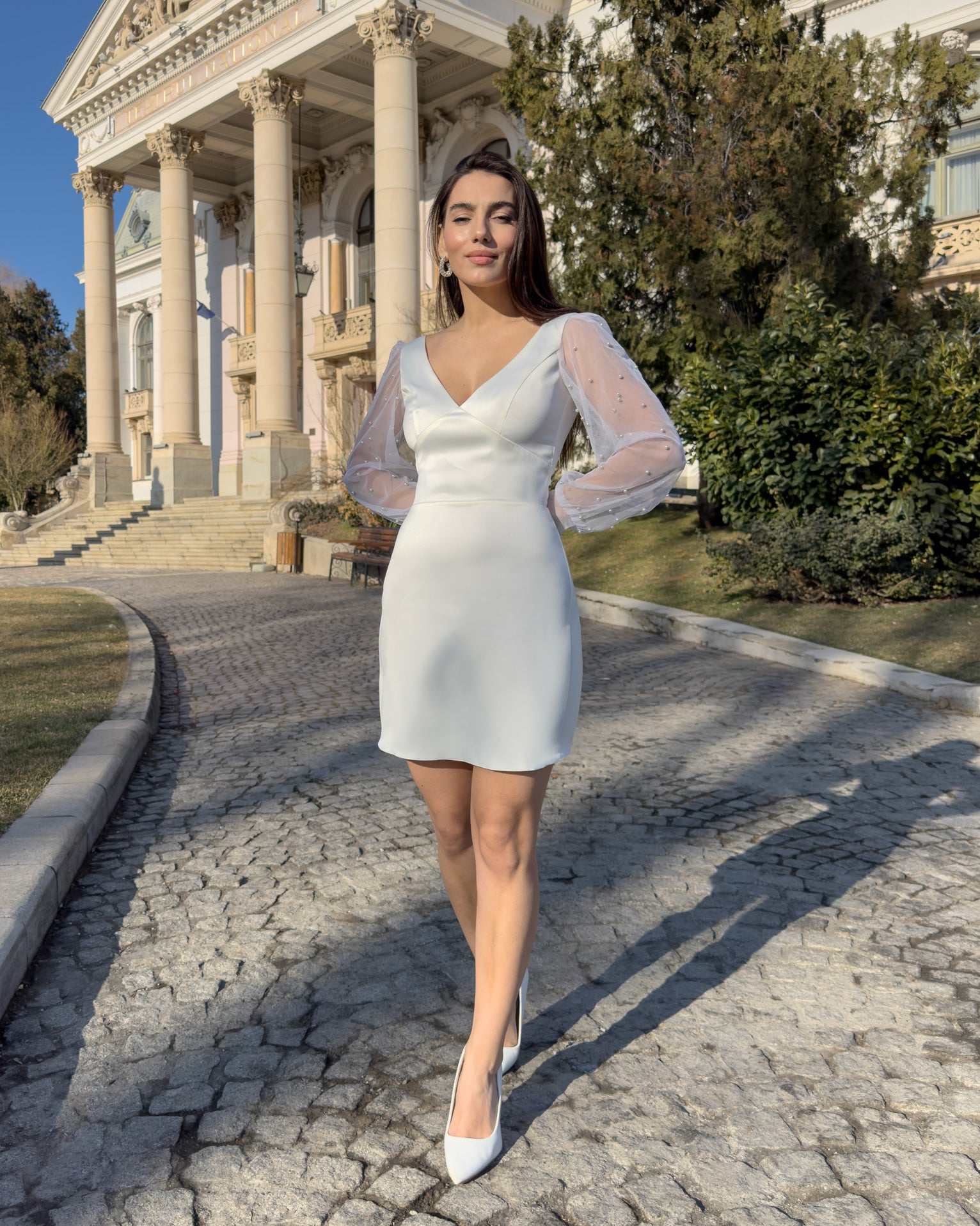Vestido blanco corto de tafetán elástico, con escote en V
