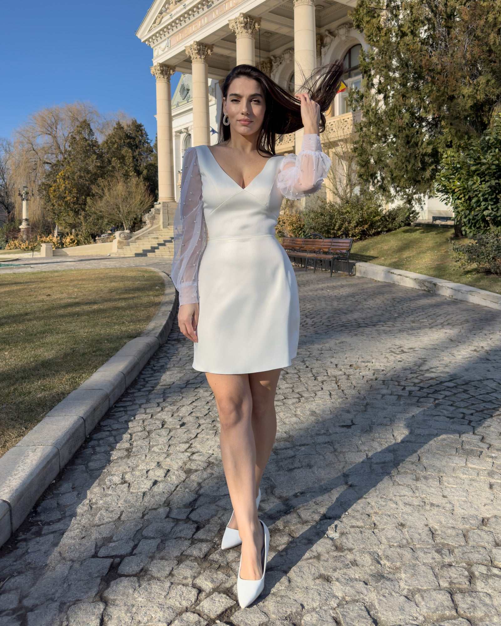 Vestido blanco corto de tafetán elástico, con escote en V