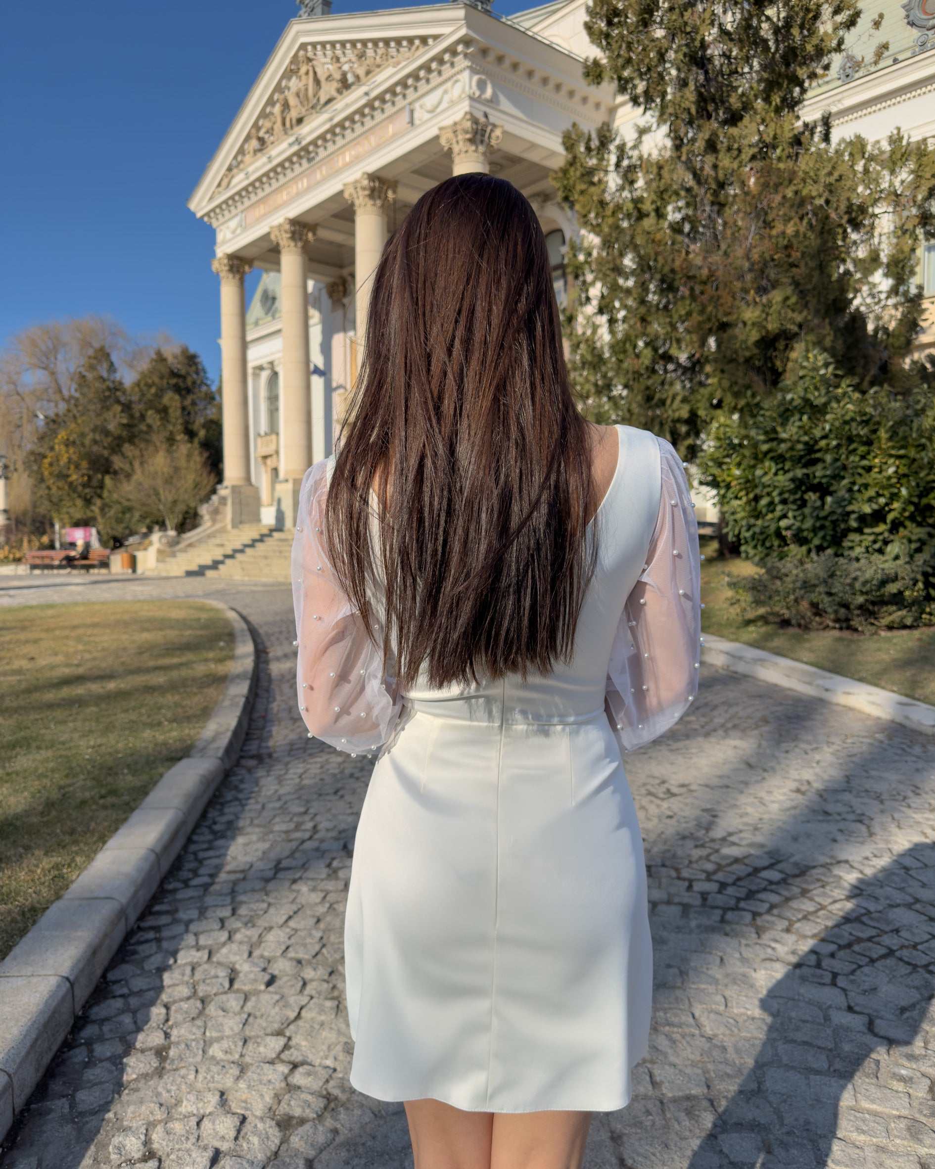 Vestido blanco corto de tafetán elástico, con escote en V
