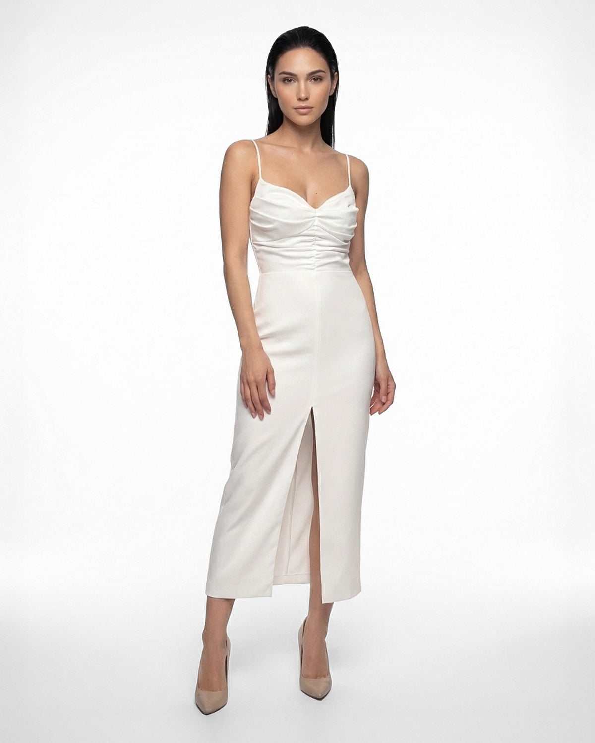Vestido blanco elegante con abertura y tirantes