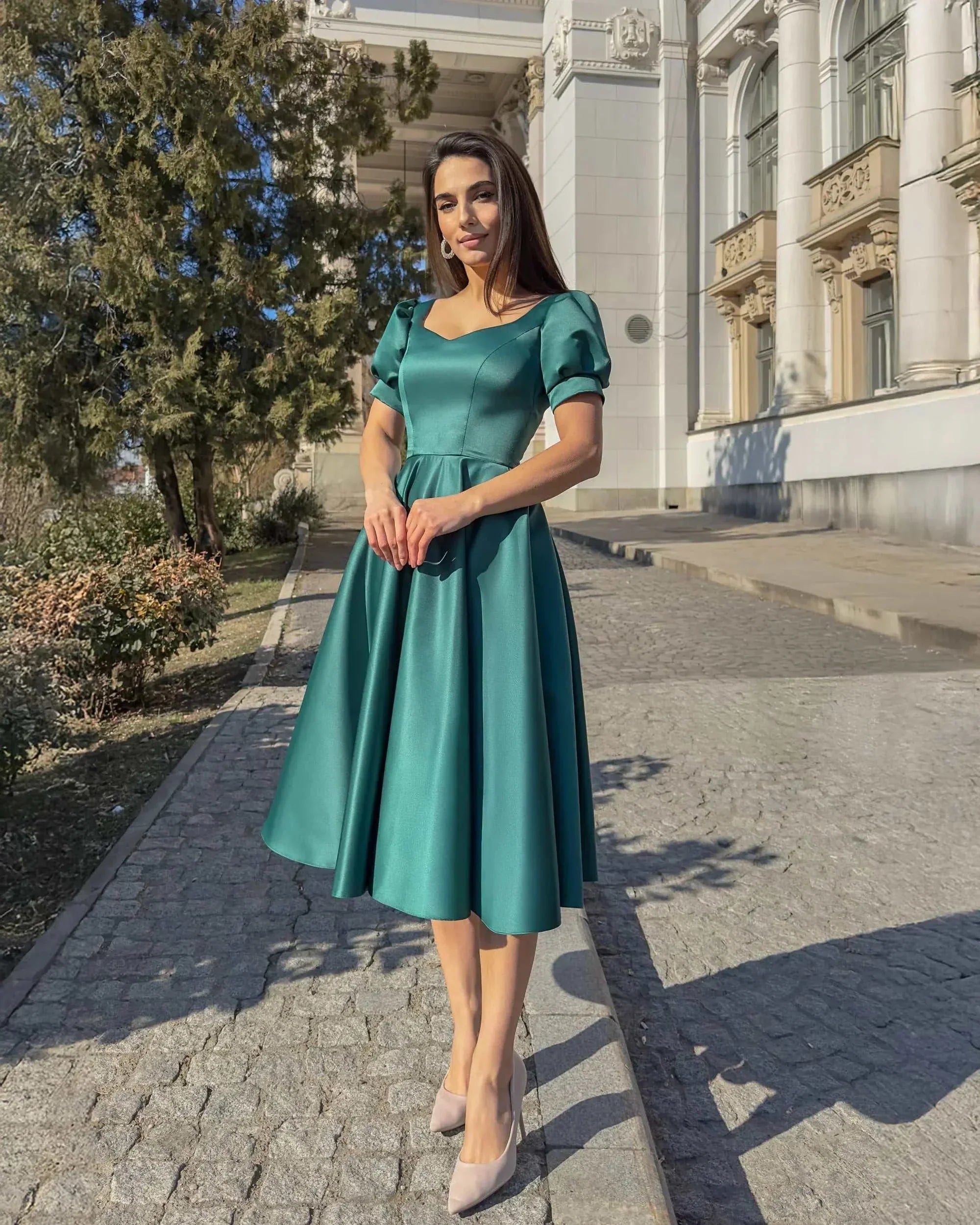 Rochie elegantă verde A-line din satin, ideală pentru evenimente speciale, cu croială rafinată și decolteu feminin