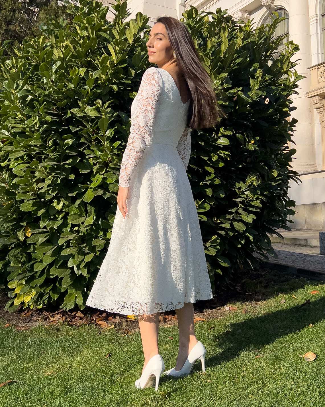 Vestido para ceremonia civil blanco midi con mangas de encaje