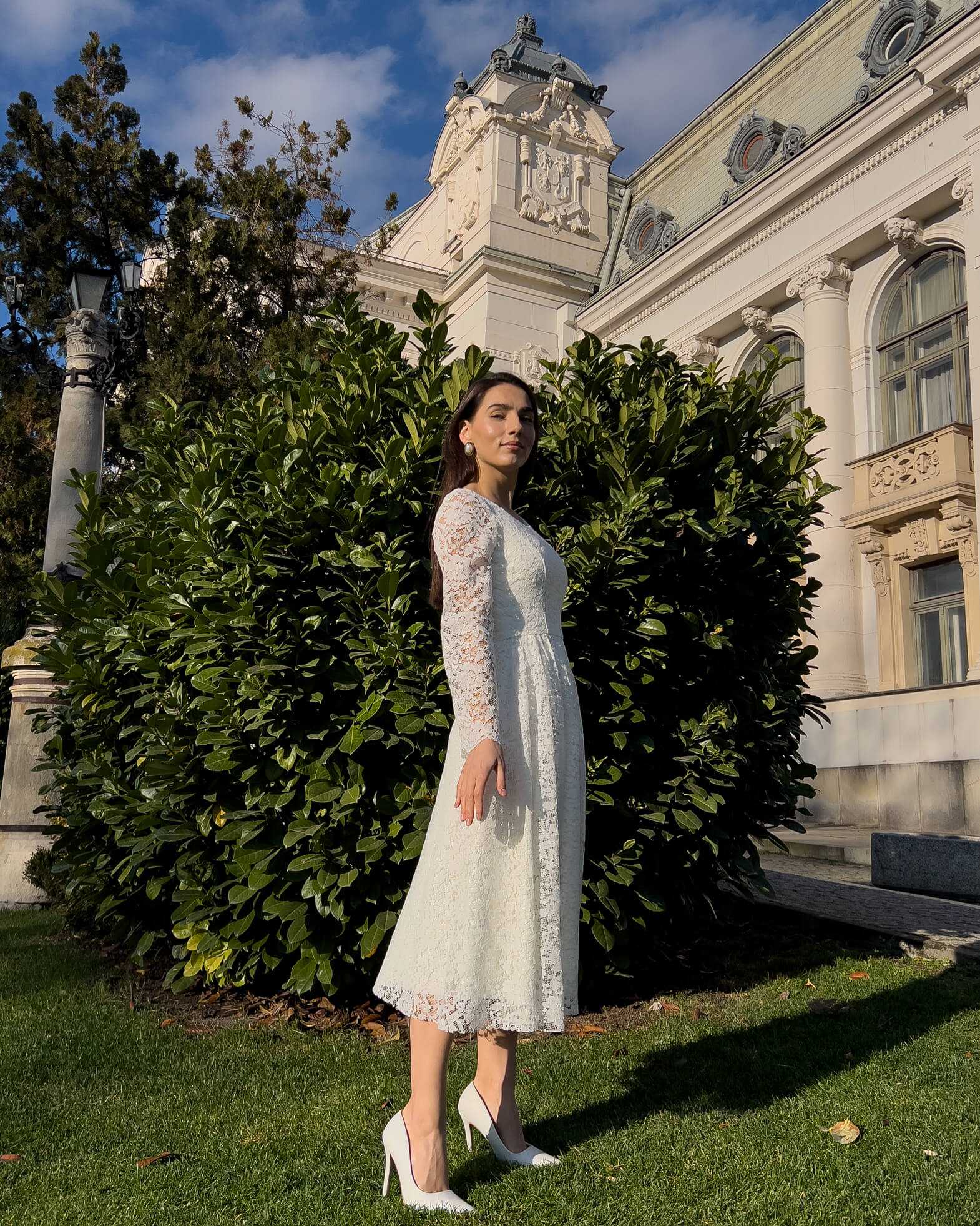 Vestido para ceremonia civil blanco midi con mangas de encaje
