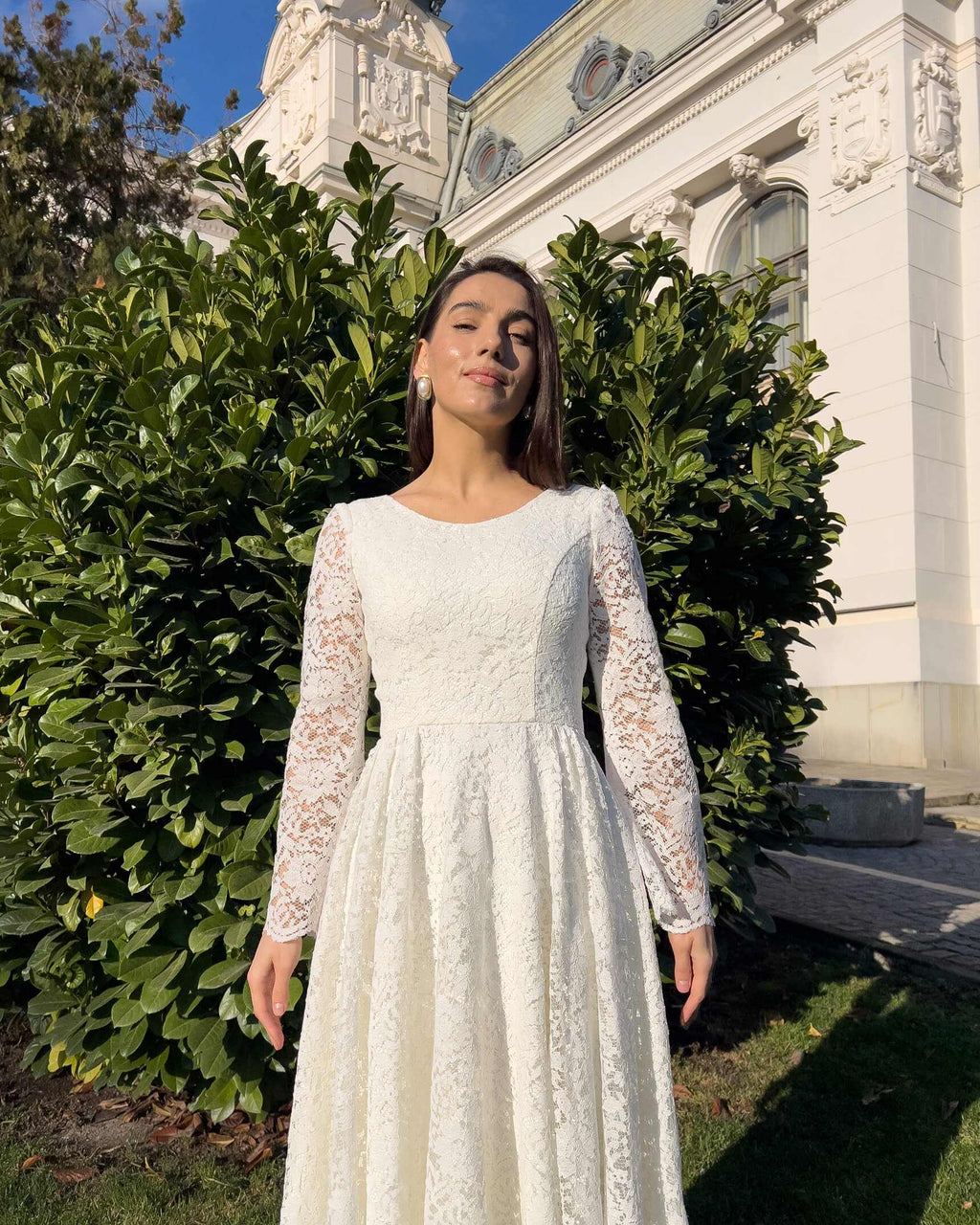 Vestido para ceremonia civil blanco midi con mangas de encaje