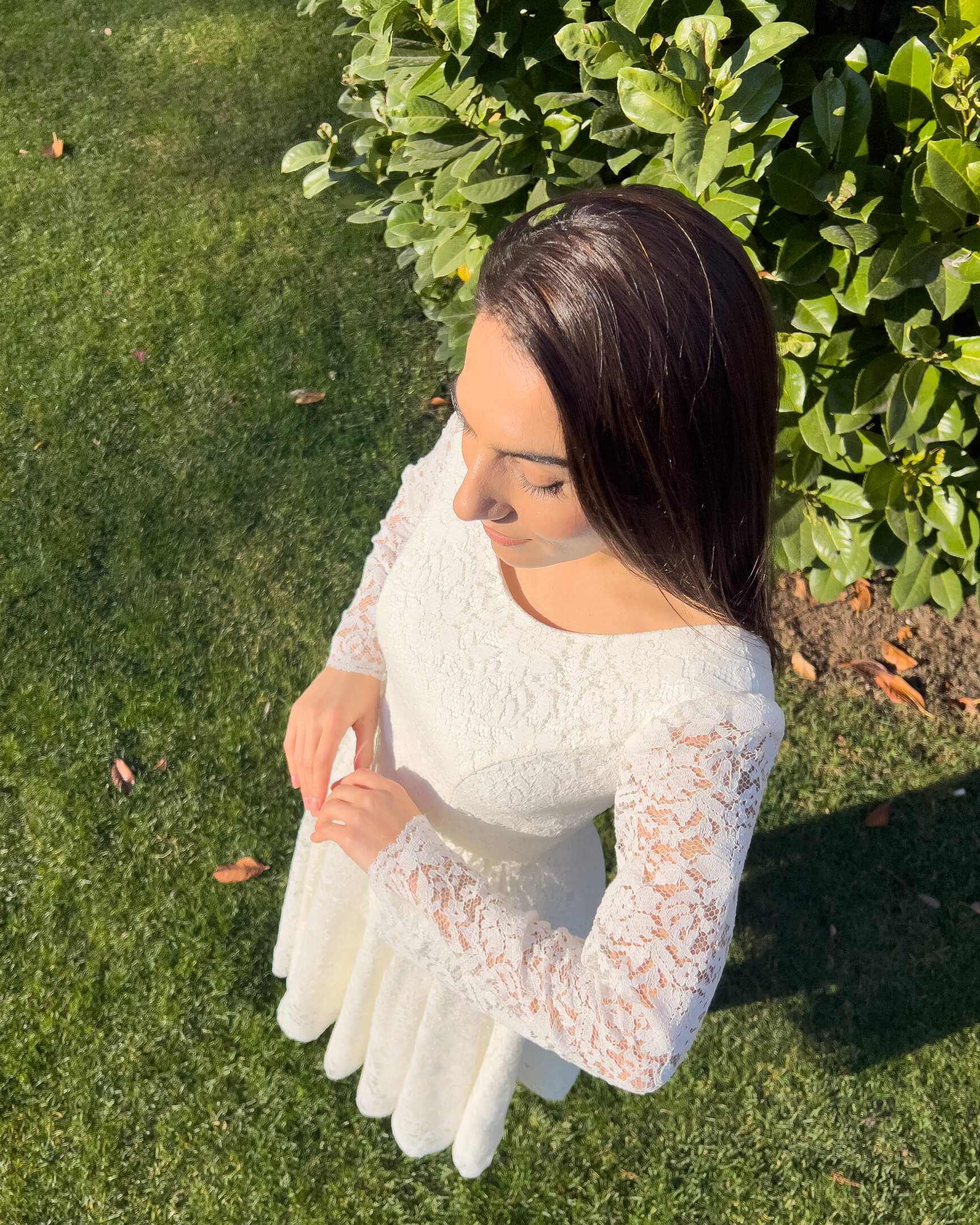Vestido para ceremonia civil blanco midi con mangas de encaje