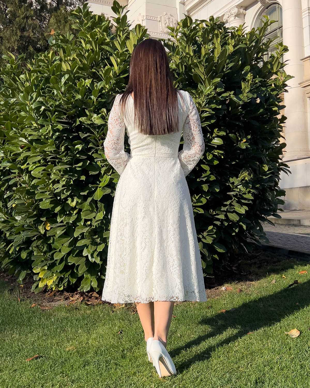 Vestido para ceremonia civil blanco midi con mangas de encaje