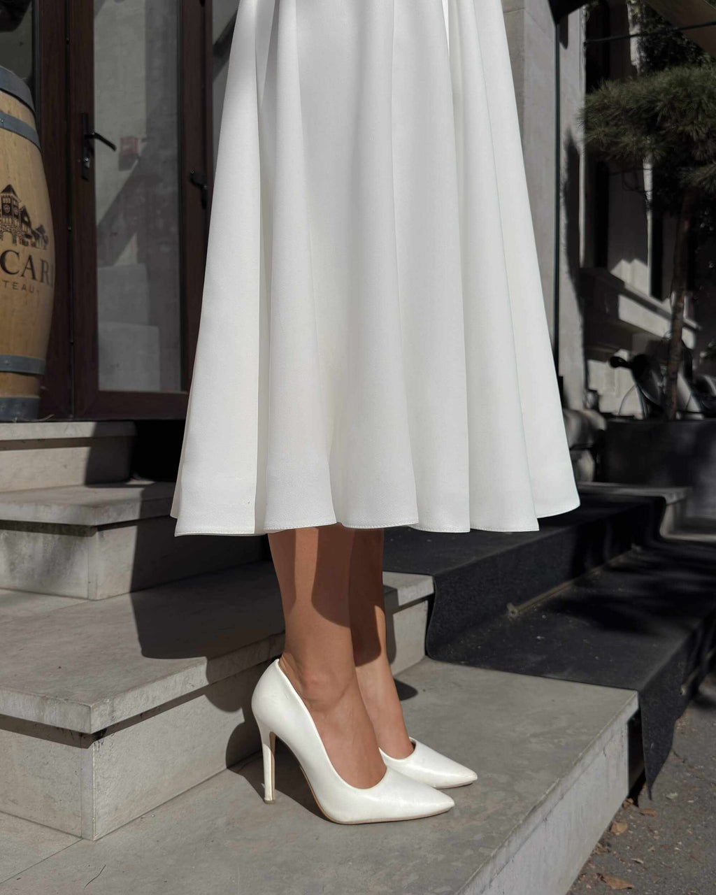 Vestido blanco midi con mangas largas de crepé para boda civil, religiosa