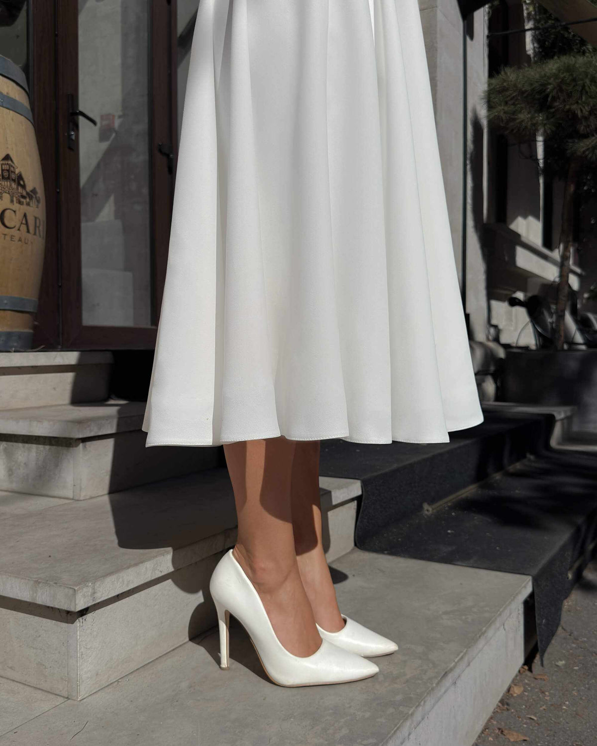 Vestido blanco midi con mangas largas de crepé para boda civil, religiosa