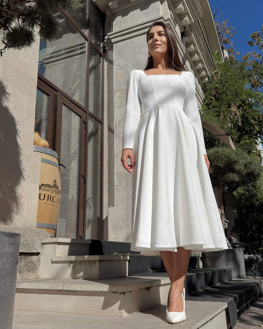 Vestido blanco midi con mangas largas de crepé para boda civil, religiosa