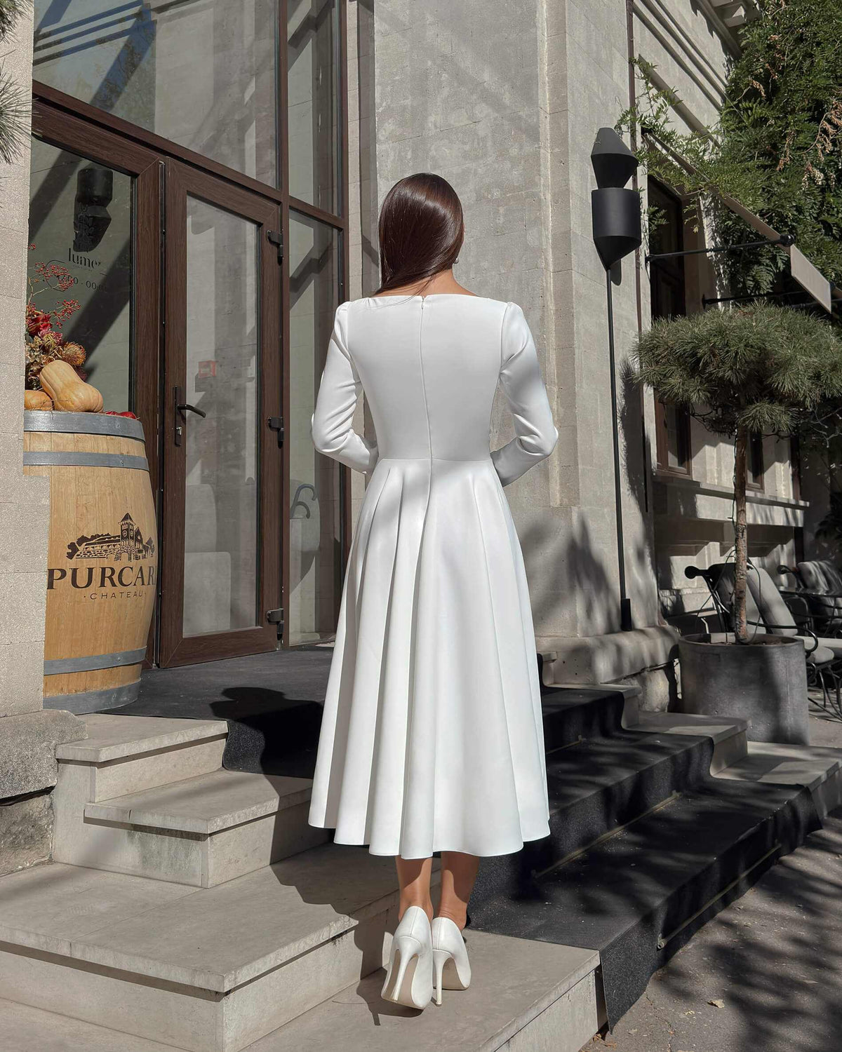 Vestido blanco midi con mangas largas de crepé para boda civil, religiosa