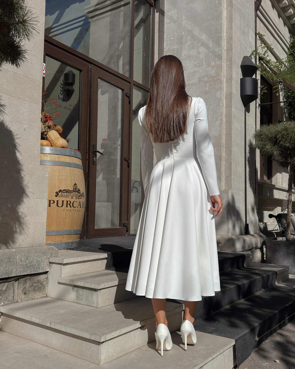 Vestido blanco midi con mangas largas de crepé para boda civil, religiosa
