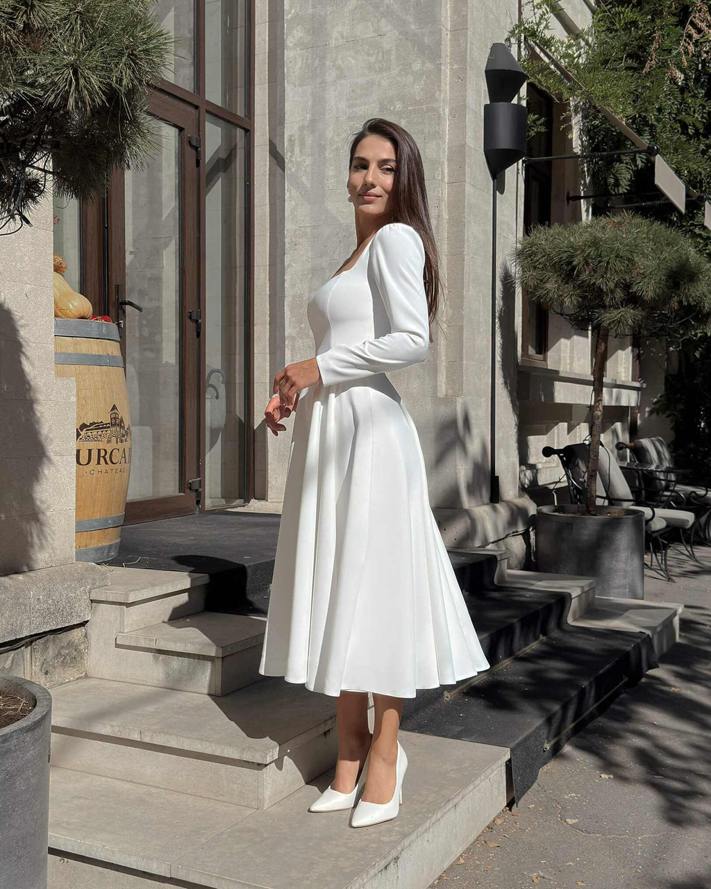 Vestido blanco midi con mangas largas de crepé para boda civil, religiosa