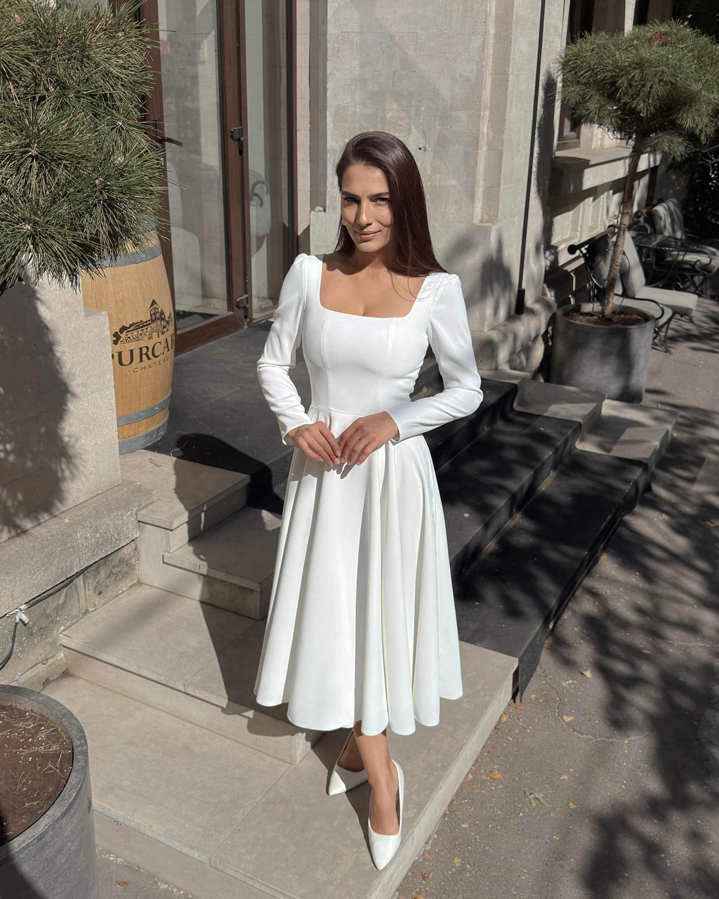 Vestido blanco midi con mangas largas de crepé para boda civil, religiosa
