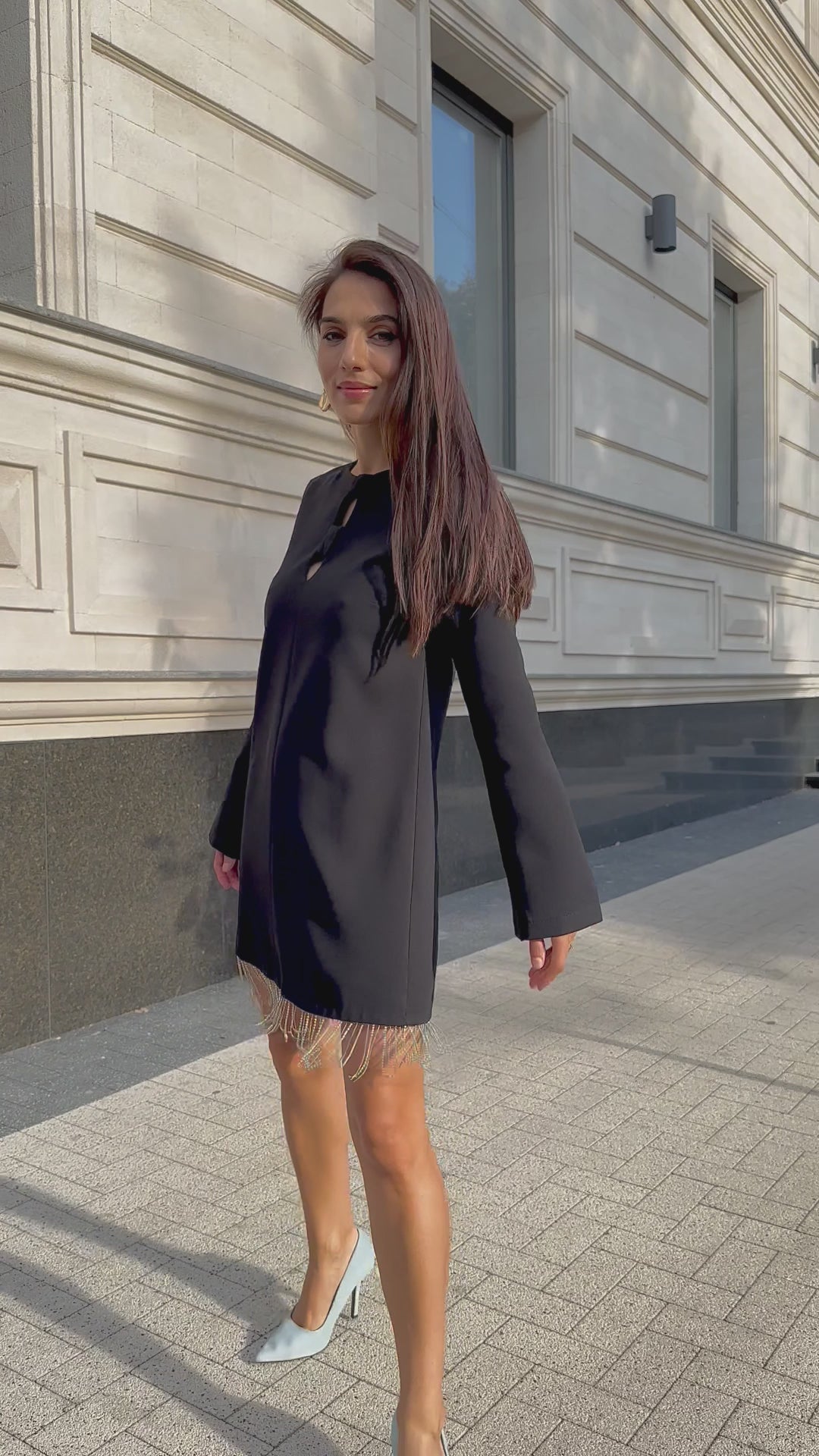 Vestido negro corto con flecos de cristales