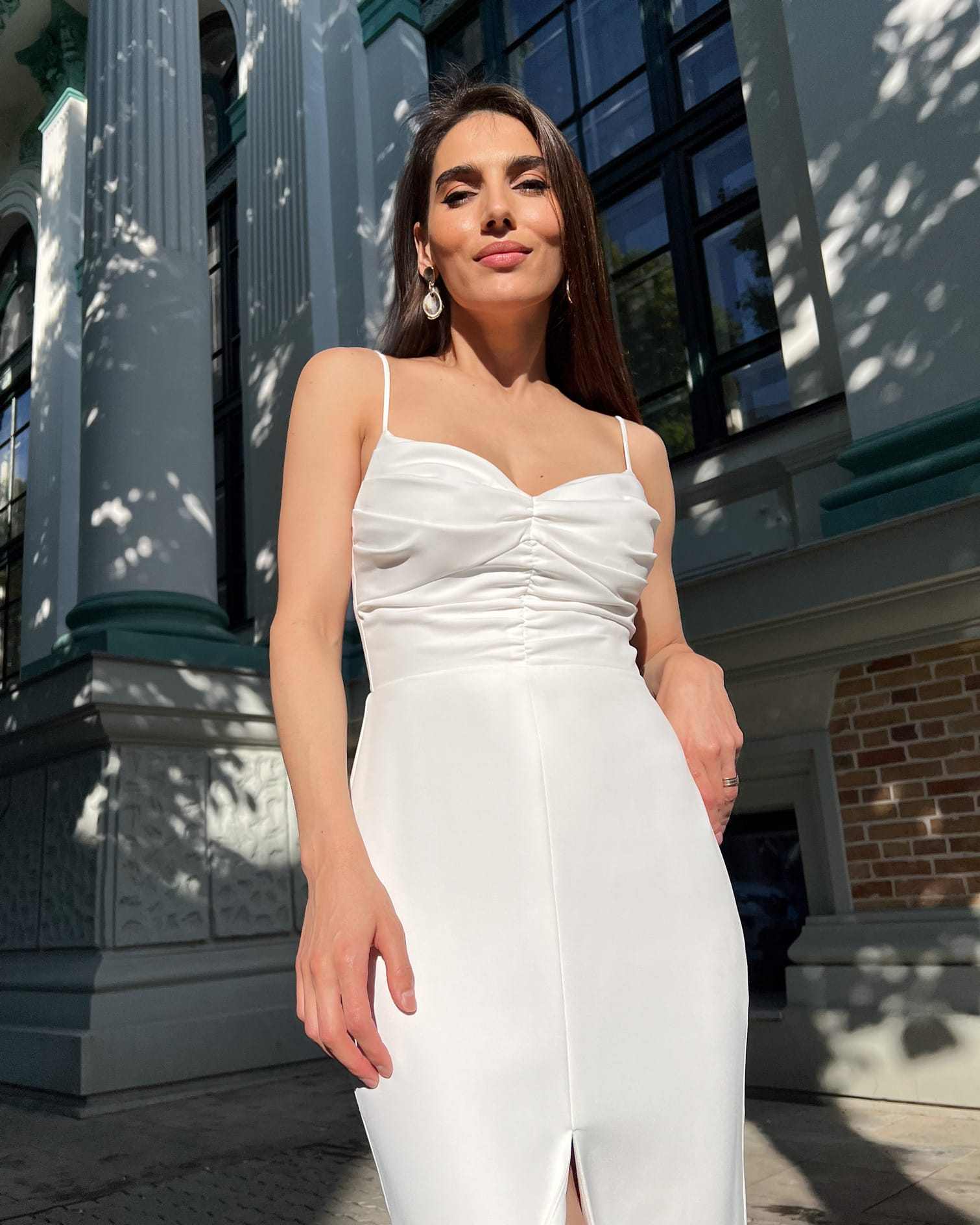 Rochie alba elegantă cu slit și bretele, crep, potrivită pentru evenimente speciale.