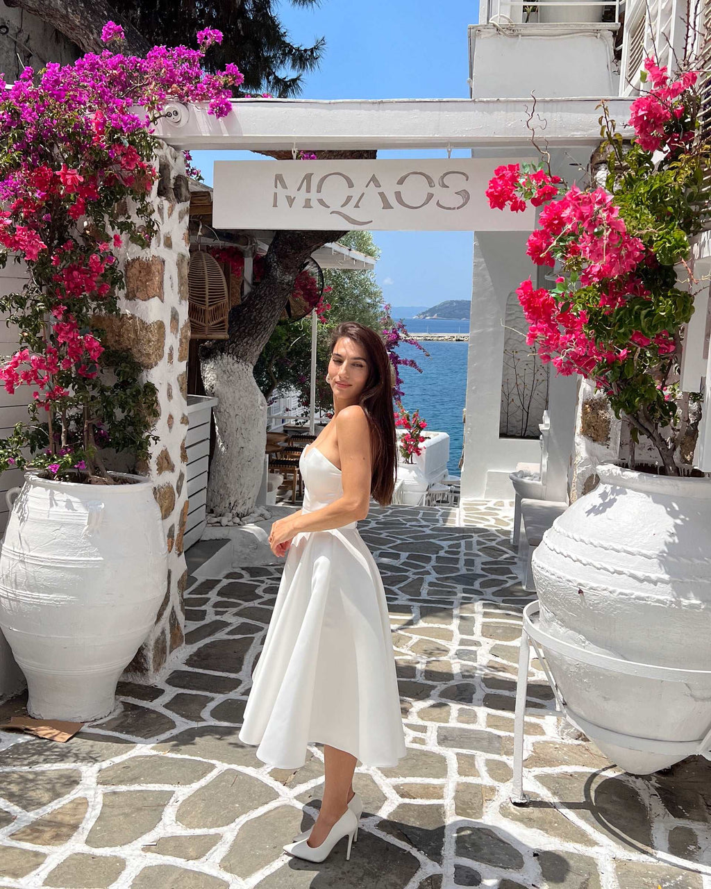 Vestido blanco corto fabuloso con corsé y escote