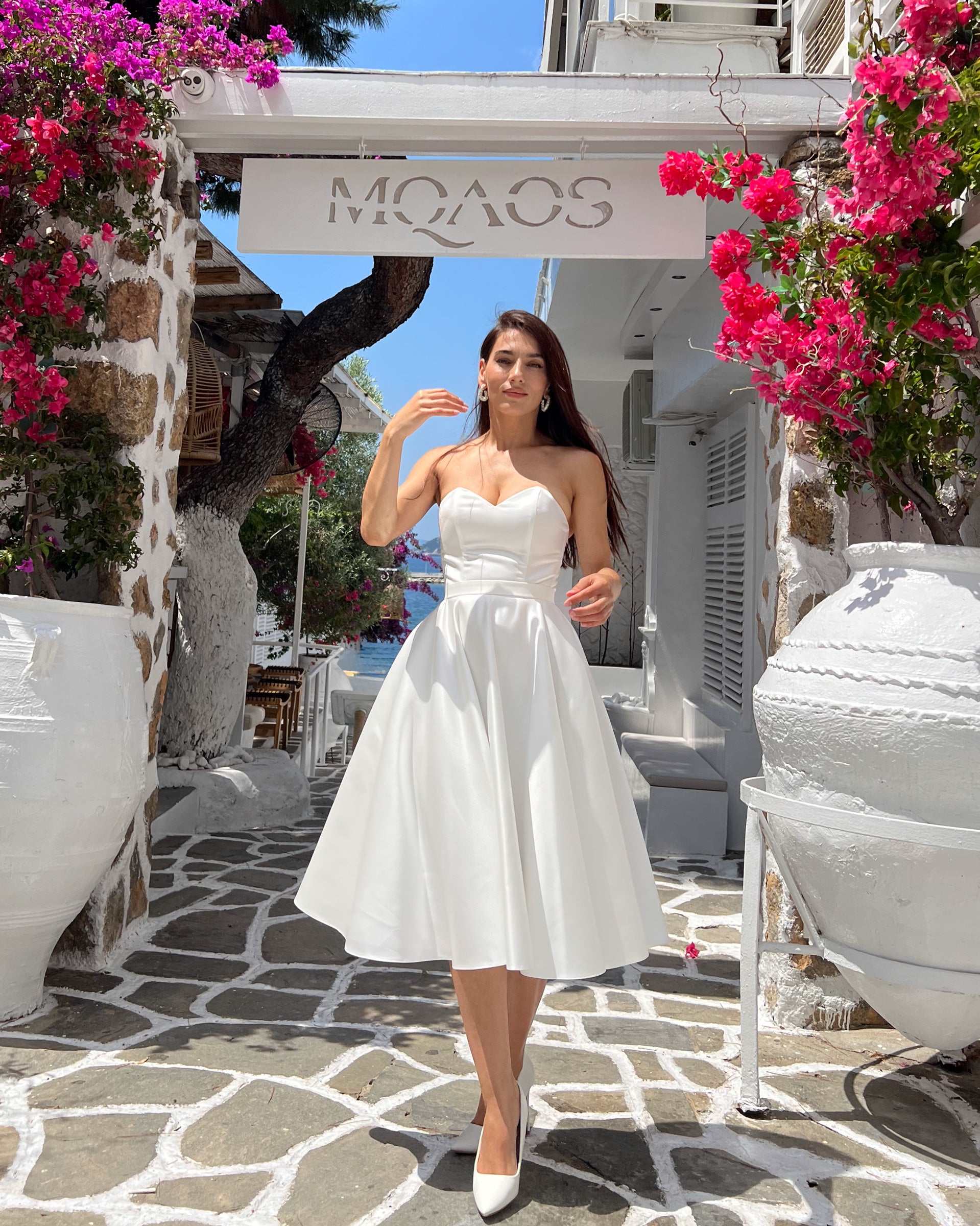 Vestido blanco corto fabuloso con corsé y escote