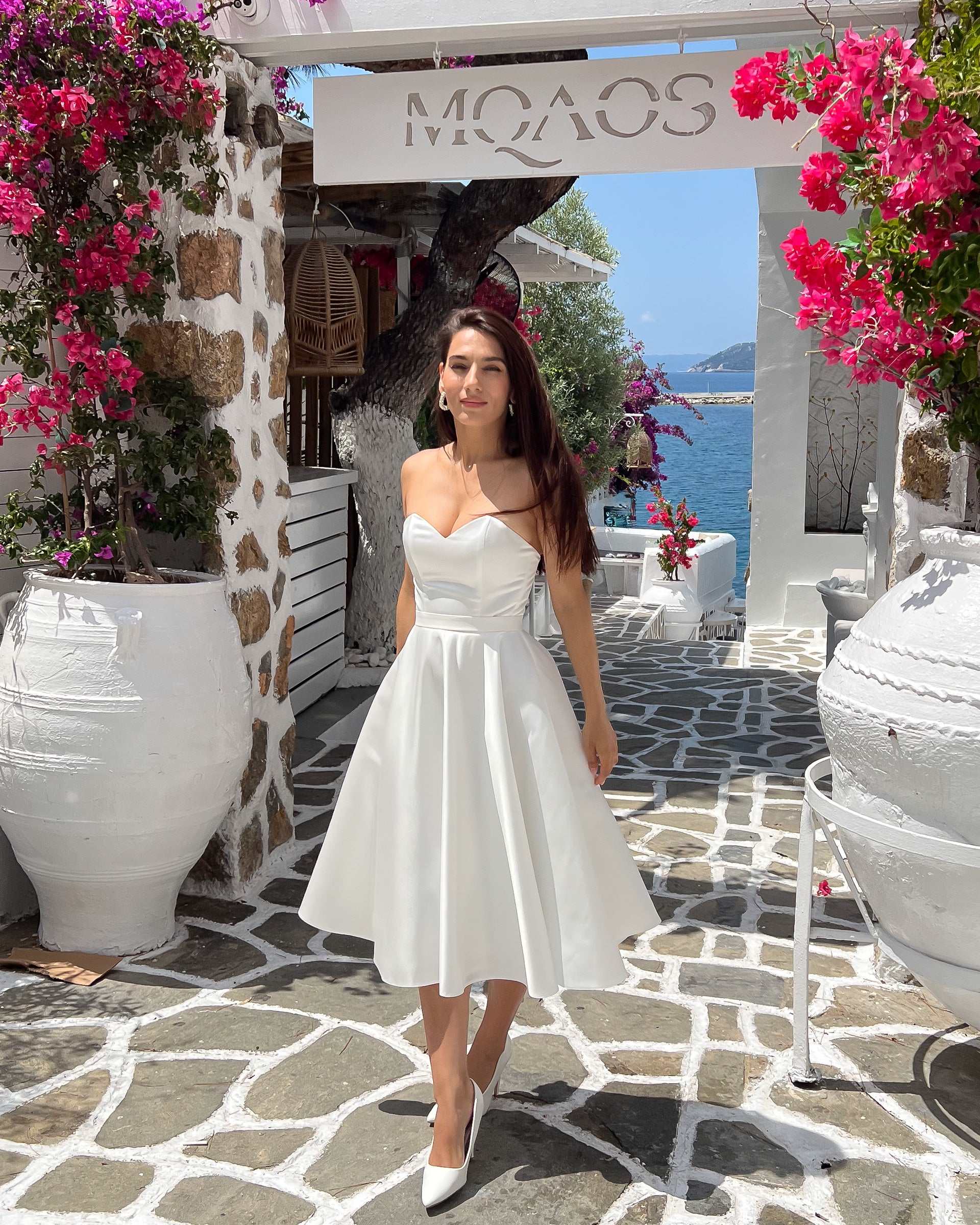 Vestido blanco corto fabuloso con corsé y escote