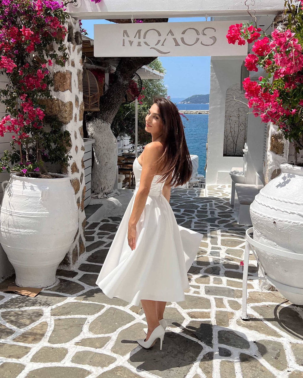 Vestido blanco corto fabuloso con corsé y escote