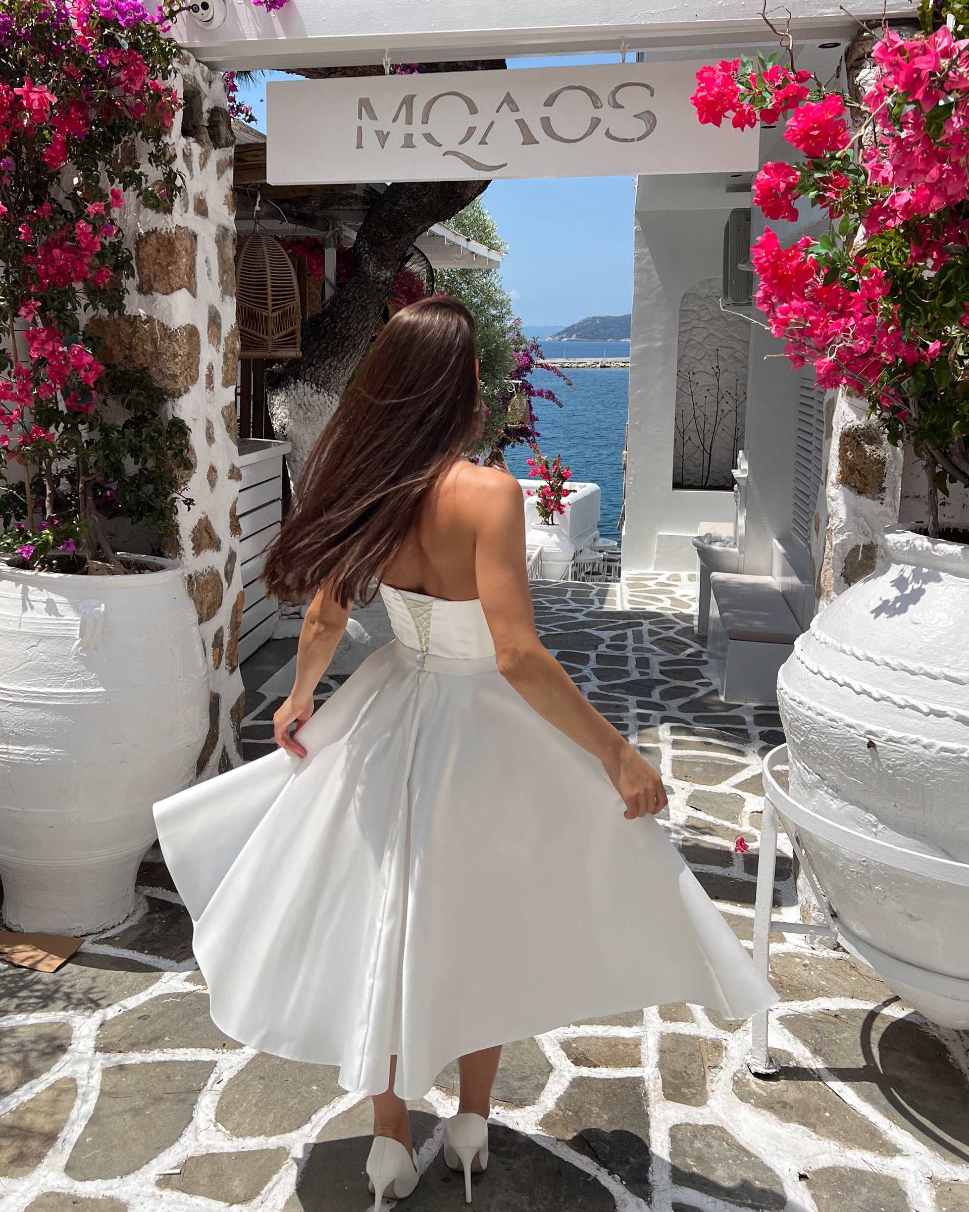 Vestido blanco corto fabuloso con corsé y escote